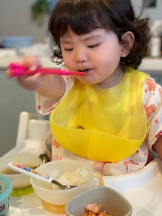 相沢まき、一生懸命ご飯を食べる娘の姿を紹介「箸の持ち方のクセが強い」