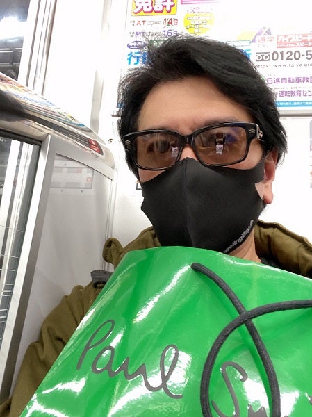 川崎麻世、重い荷物を抱え電車で移動「メイク道具を忘れたドジ野郎」