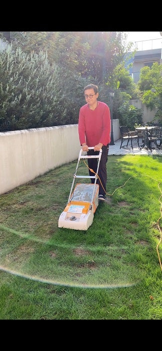 渡辺徹、妻・榊原郁恵と芝刈りする様子を公開「ほのぼの」「ステキなご夫婦」の声
