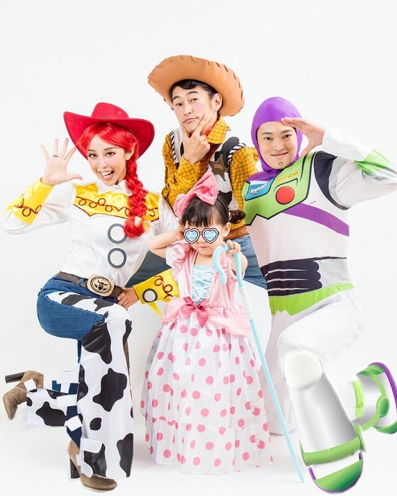 PINKY、夫・窪塚洋介らとの家族コスプレショットを公開「素晴らしい」「可愛すぎ」の声