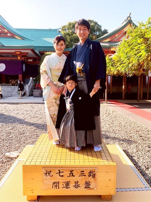 宮崎謙介氏、七五三での家族写真を公開「立派に成長してくださいね」