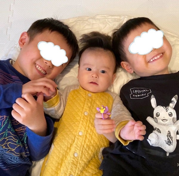 hitomi、息子達の可愛い3ショットを公開「愛されて幸せだね…」