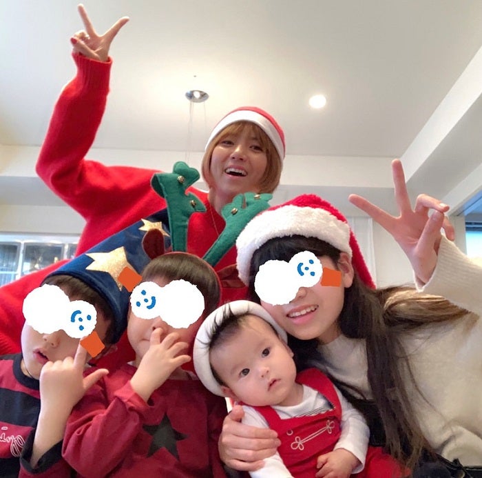 hitomi、子ども達と楽しく作った“DIYケーキ”を披露「クリスマスカラーの服を着て」