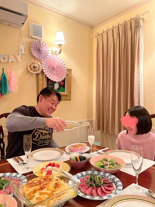 花田虎上、娘の誕生日パーティーで豪華な食事「手紙のプレゼントをフライング」