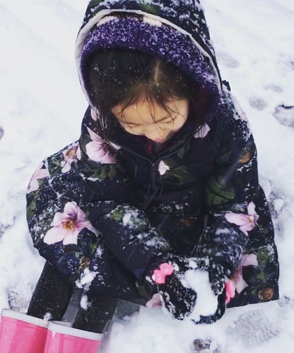 高岡早紀、雪遊びする3年前の娘の姿「雪だるまが作れたら」