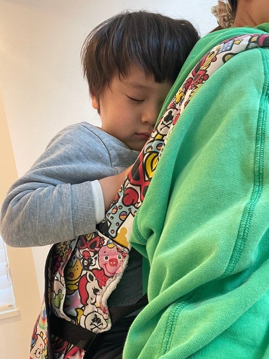 ココリコ・遠藤の妻、3歳の次男が抱っこ紐で昼寝「クセが付いてしまったみたい」
