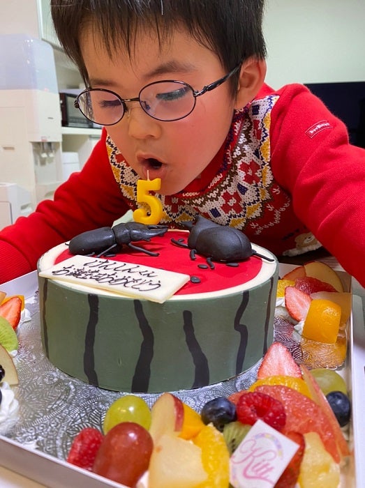 宮崎謙介、特注した息子の誕生日ケーキに「リアル」「すごい」の声