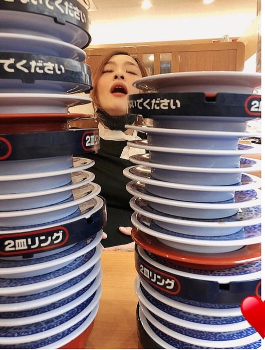 あぢゃ、人生2度目の『くら寿司』で40皿超を完食「めっちゃ食べた」