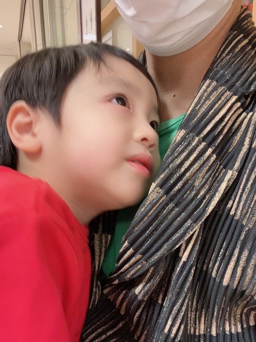 川崎希、息子の目の赤みが改善せず病院へ「早く治りますように」