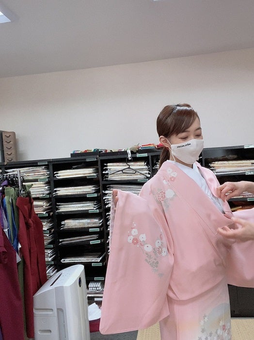 川崎希、娘のお食い初めの着物を選びに行くも「どっちのピンクがいいか迷うな」