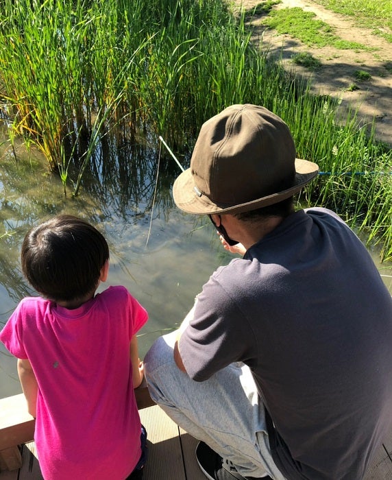 ココリコ・遠藤の妻、子ども達がザリガニ釣りに初挑戦「結構ハマっちゃうかも」