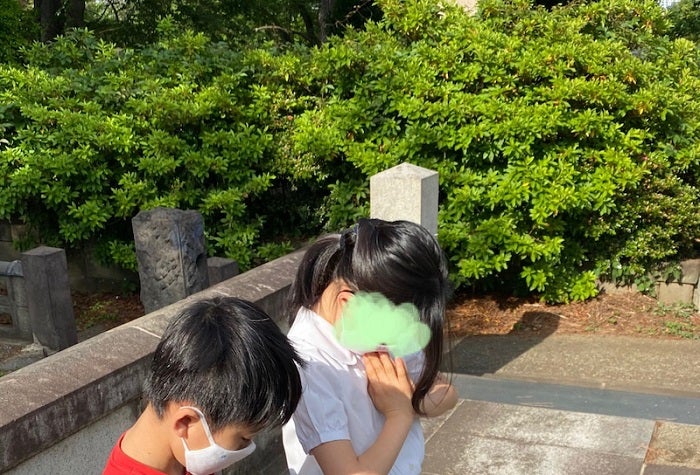 市川海老蔵、子ども達と妻・麻央さんの墓参りへ「愛してるよ」