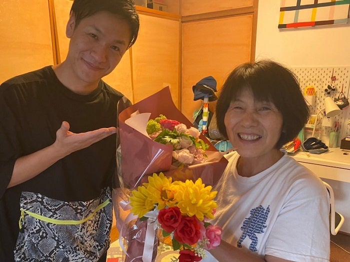 はんにゃ・川島、77歳の誕生日を迎えた母親を祝福「感動してましたよ」