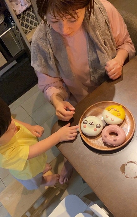 梅田賢三、妻・矢口真里と1歳10か月になった息子を祝福「嬉しそうに食べてた」