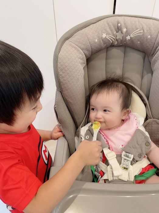 川崎希、娘の世話を手伝う息子の姿を公開「協力してくれてるよん」
