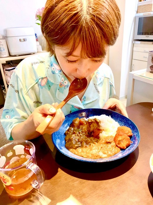 梅田賢三、妻・矢口真里の特製カレーを絶賛「世界一うまいです」