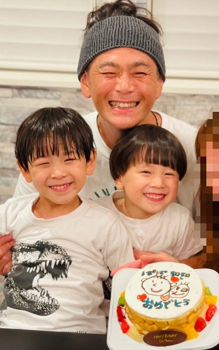 ココリコ・遠藤の妻、50歳の誕生日を迎えた夫を祝福「まだまだ若い気がするけど」