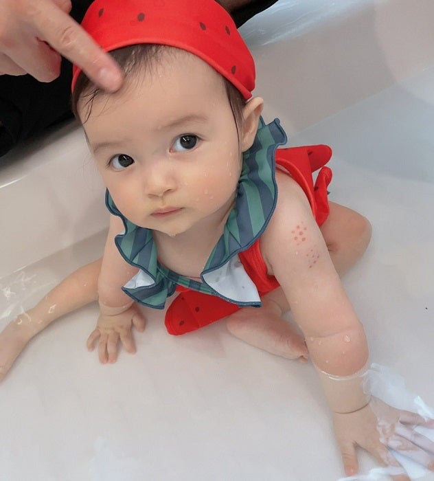 アレク、プールデビューした娘の水着姿を公開「スイカ水着可愛い」