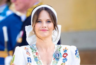 スウェーデンのソフィア妃、新年初公務で前髪パッツンのイメチェンヘアをお披露目