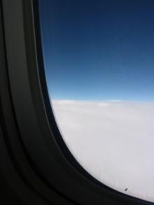 窓と空と雲