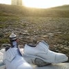 多摩川の川原で靴を白く塗るの画像