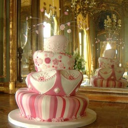 Marie Antoinette           マリー・アントワネットの部屋-The 'wonky' cake