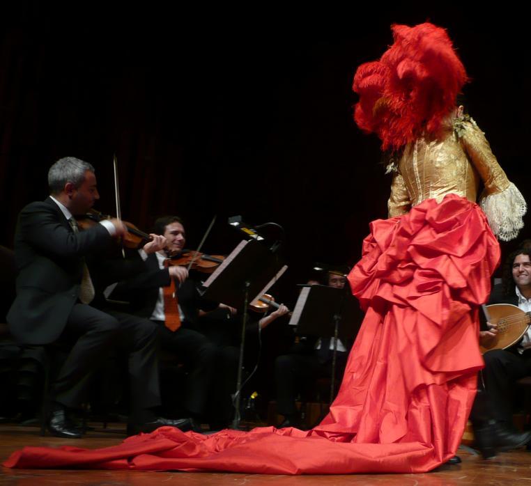 チェチリア・バルトリが男装コンサートで驚異的なコロラチューラの記事より