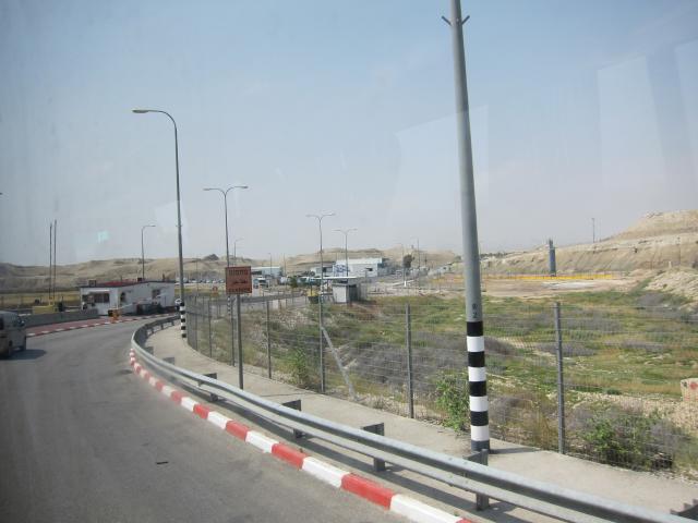 ヨルダン→イスラエル国境の写真の記事より
