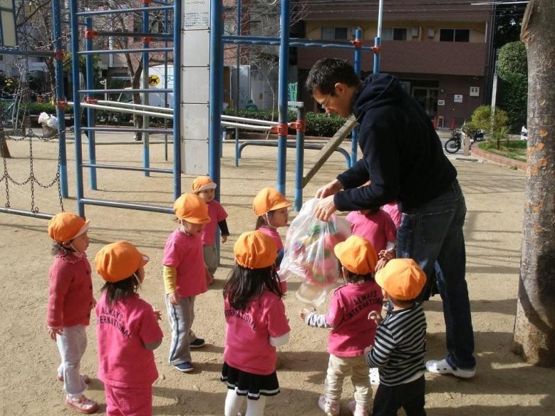 公園で元気に遊んでます。　　託児所　大阪の記事画像