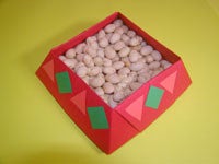 色画用紙で折り紙 節分の豆入れ箱の作り方 上野緑子オフィシャルブログ 幸せな教育 子育てを応援