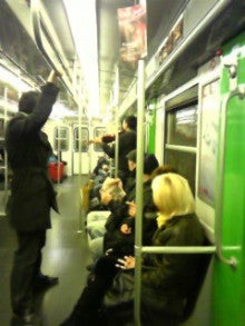 ＭＯＯ日記-20110122地下鉄に居たパフォーマンスする人