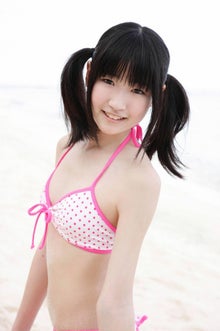 ピンクの水着を着ている可愛い前島亜美の画像♪