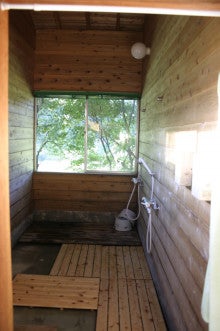 道志村『隠れ家的』ブログ-シャワー室内部