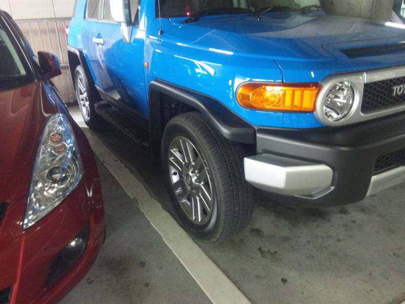 Fjクルーザー 駐車場では肩身が狭い Fjは青かった The Fj Is Blue Fjクルーザー 駐車場では肩身が狭い Fjは青かった The Fj Is Blue
