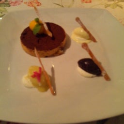 4種のアイスクリームとナッツケーキ
