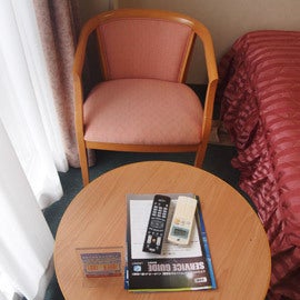 ハ児の雑貨屋めぐり-ホテルレオパレス岡山　テーブルと椅子