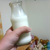 牛から分泌された白濁色の汁。の画像