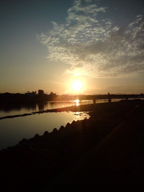 夕日と堰の記事画像