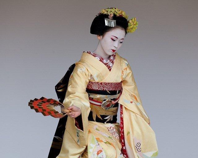 舞妓さんの赤い半襟 … 舞妓さんの装い | 京都案内処～舞妓倶楽部 
