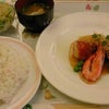 ステラの日替りランチ「白身魚のベーコン巻き 車海老添え」の画像