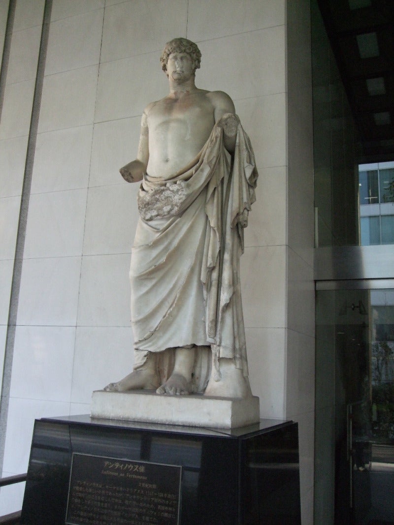 アンティノウス像
