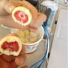 フリーズドライのイチゴをホワイトチョコで包みました(工場の人が…)(^_^;)の画像