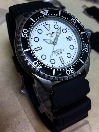 黒ベゼル 白文字盤 ドットインデックス ダイバーズ カッコイイ腕時計が好きですが ウンチクはありません