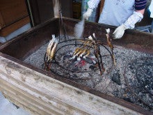 $東秩父村応援ブログ-イワナを焼いています