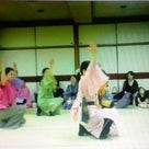 琉球舞踊練習中の記事より