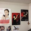 木村佳乃の横に剣のポスター（笑）の画像