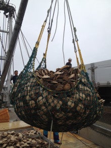 オホーツク・サロマ湖ではたらく漁師のアメブロ-湧別ホタテ船　荷揚げ2
