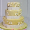 レモンイエローのデージーのケーキの画像