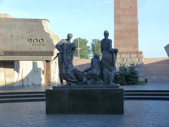 レーニン像と戦勝広場の記念碑 | 世界旅ブログ（フリージア）