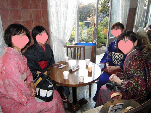 東京で着物ライフを楽しむ会　～東京きものライフ～-他の４人はサンルームでおしゃべり
